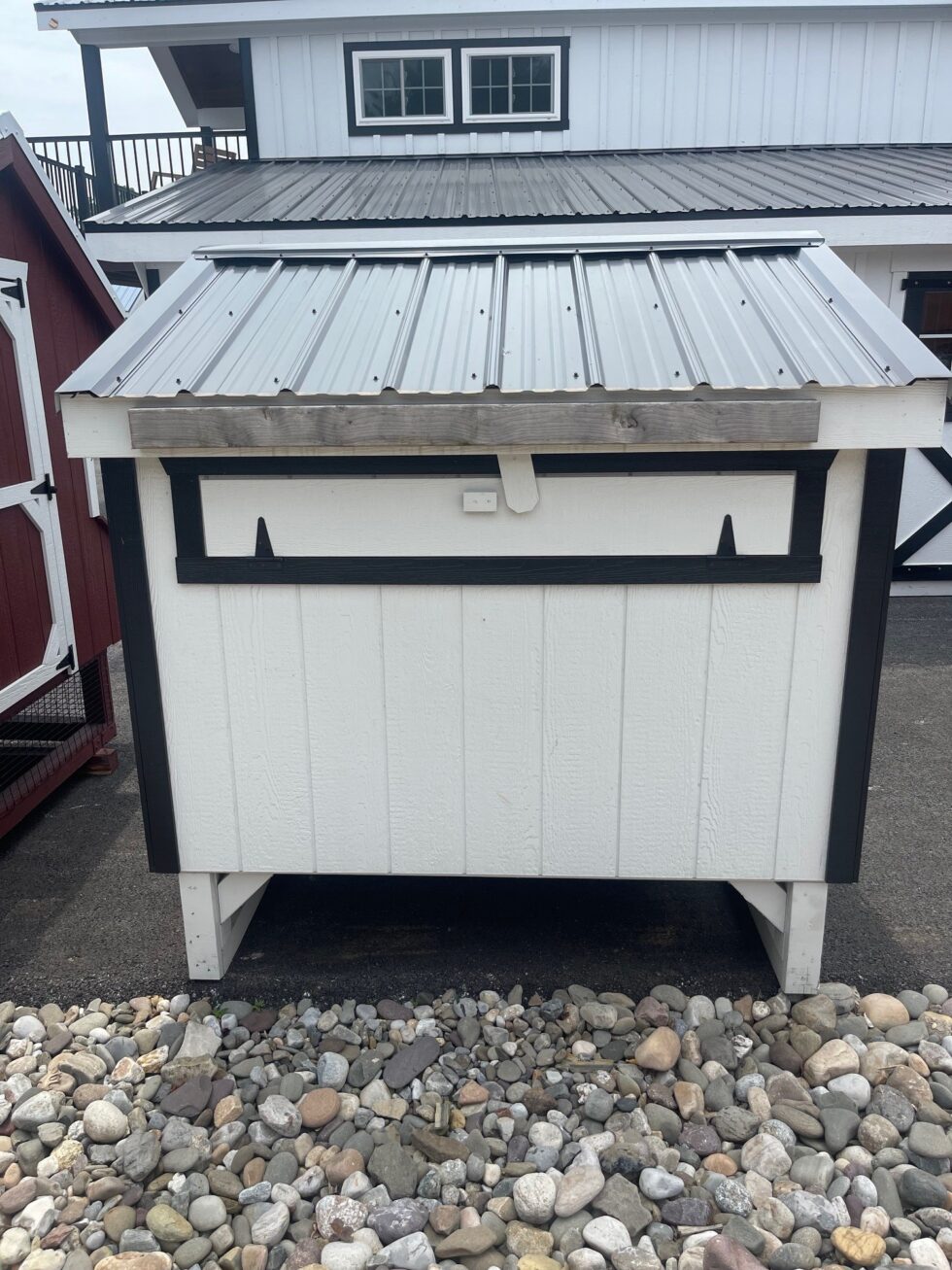 4x6 Quaker Coop - Black Metal Roof - Image 4