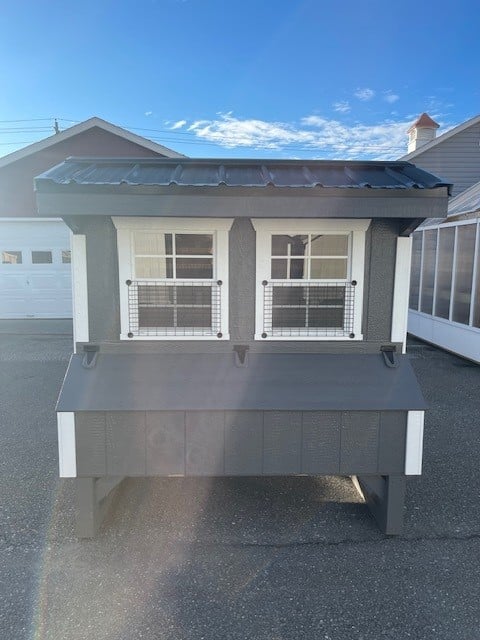 4x6 Quaker Coop - Black Metal Roof