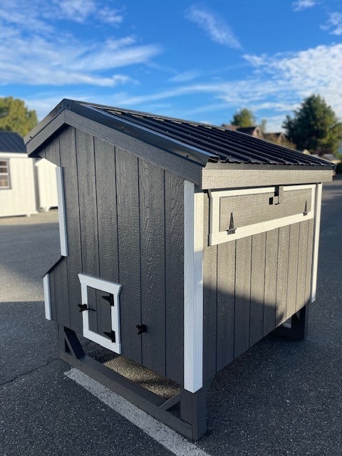 4x6 Quaker Coop - Black Metal Roof - Image 2