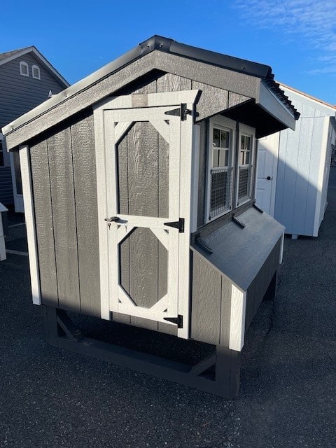 4x6 Quaker Coop - Black Metal Roof - Image 3
