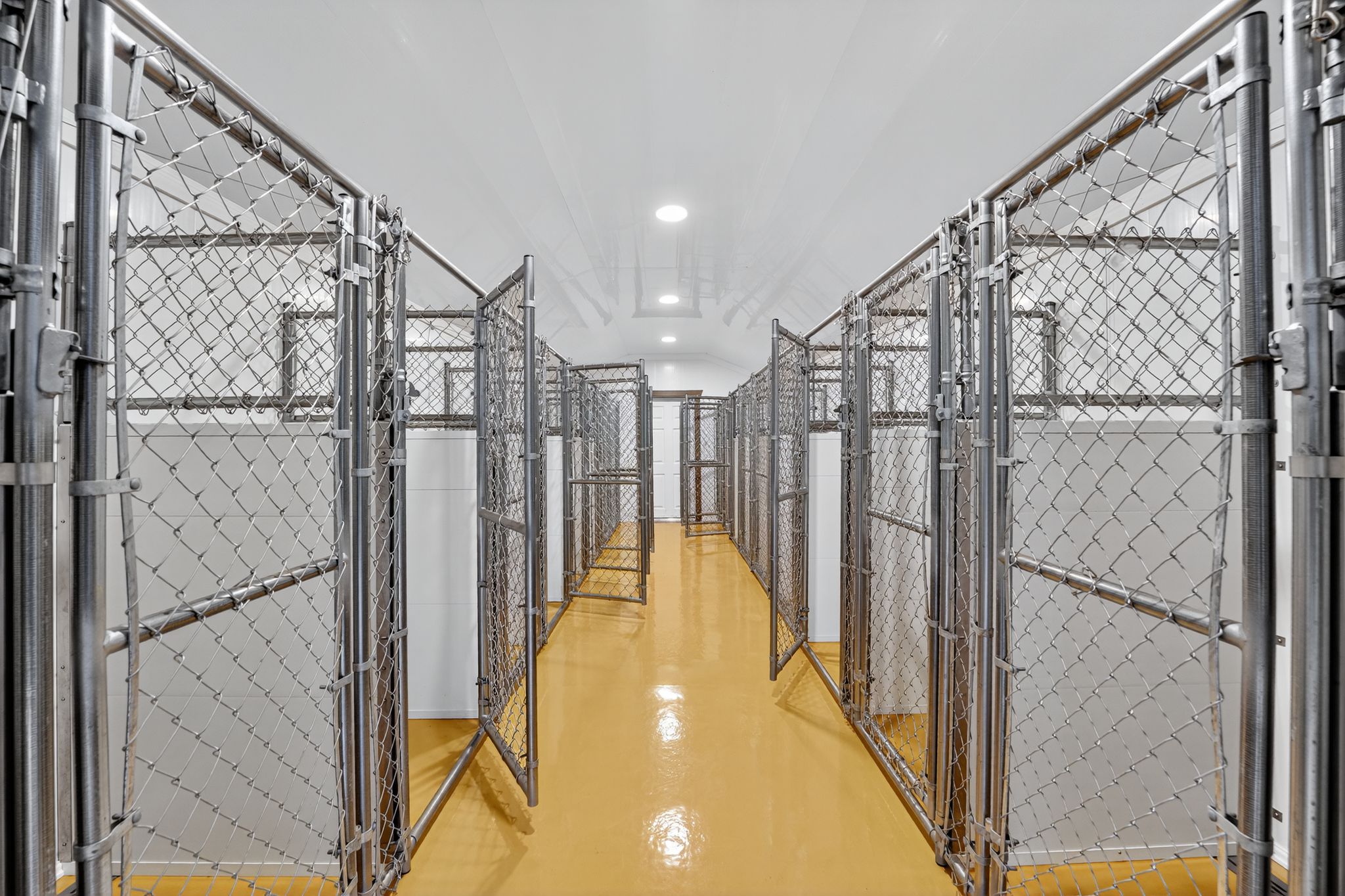 *USED* 12x36 20-Box Kennel - White Metal Roof - Located in Knoxville, TN - Image 4